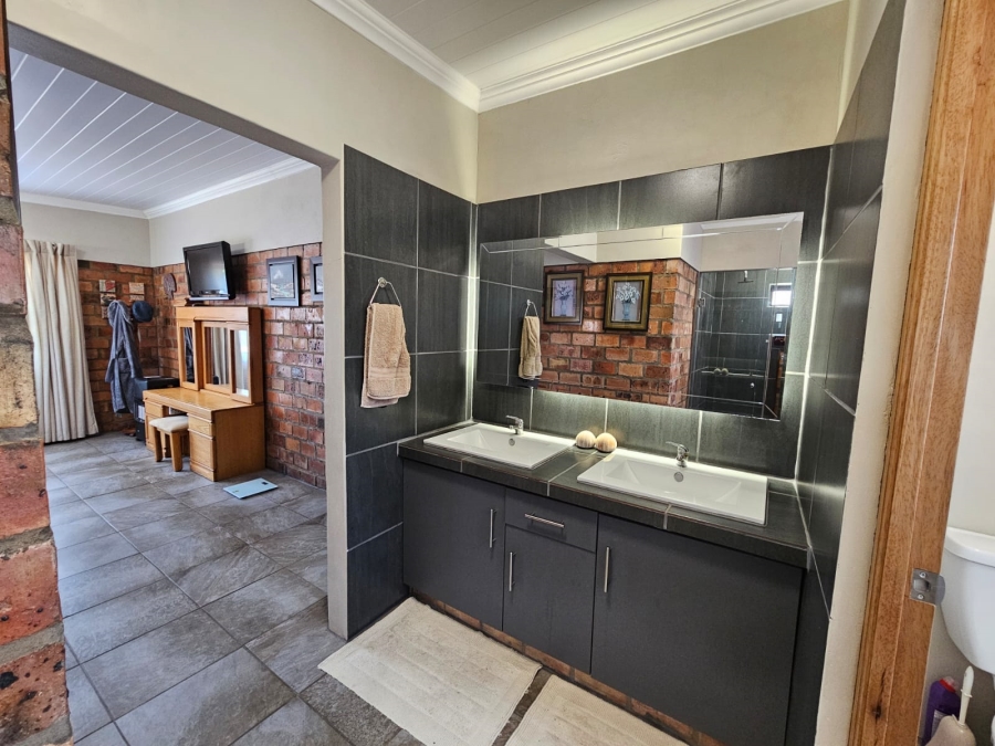 3 Bedroom Property for Sale in Stilbaai Wes Western Cape